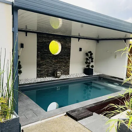 Mini Avec Piscine Et Jacuzzi Prives, Sauna Et Home-cinema A 800m Des Commodites Villa