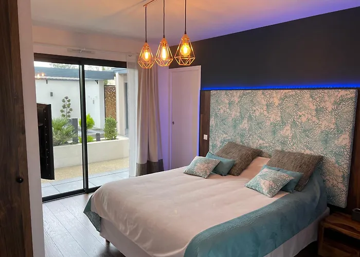 75m2 Avec Piscine Et Jacuzzi Prives, Sauna Et Home-cinema A 800m Des Commodites *