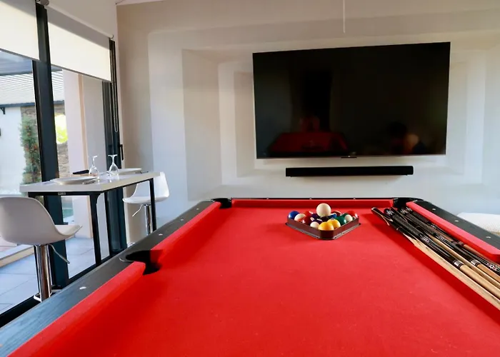 Vila 75m2 Avec Piscine Et Jacuzzi Prives, Sauna Et Home-cinema A 800m Des Commodites