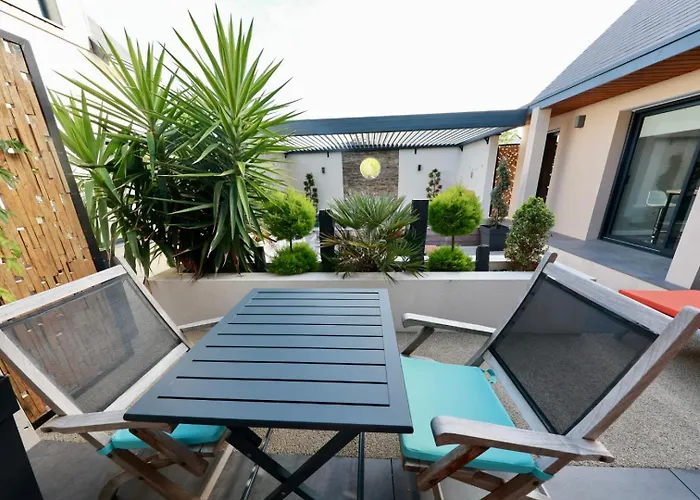 75m2 Avec Piscine Et Jacuzzi Prives, Sauna Et Home-cinema A 800m Des Commodites Vila *