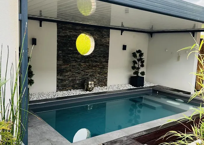 75m2 Avec Piscine Et Jacuzzi Prives, Sauna Et Home-cinema A 800m Des Commodites Vila