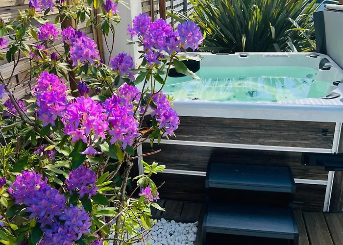 75m2 Avec Piscine Et Jacuzzi Prives, Sauna Et Home-cinema A 800m Des Commodites Vila