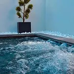 Mini Avec Piscine Et Jacuzzi Prives, Sauna Et Home-cinema A 800m Des Commodites
