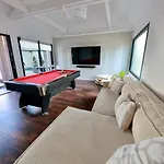 Villa Mini Avec Piscine Et Jacuzzi Prives, Sauna Et Home-cinema A 800m Des Commodites *