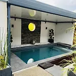 Mini Avec Piscine Et Jacuzzi Prives, Sauna Et Home-cinema A 800m Des Commodites Villa