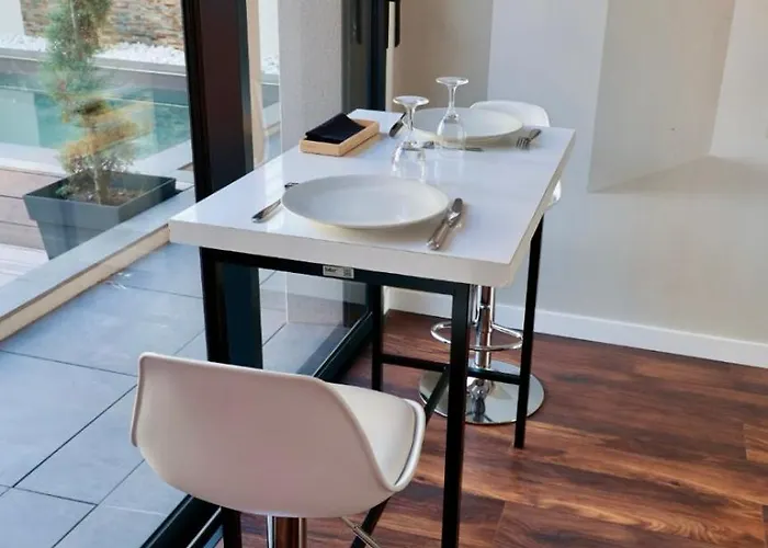 75m2 Avec Piscine Et Jacuzzi Prives, Sauna Et Home-cinema A 800m Des Commodites *