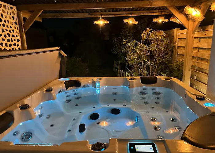 75m2 Avec Piscine Et Jacuzzi Prives, Sauna Et Home-cinema A 800m Des Commodites Villa *