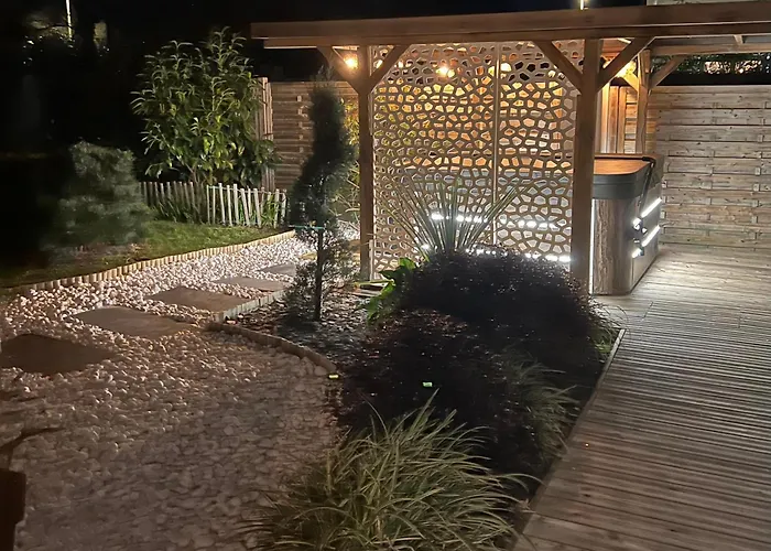 Villa 75m2 Avec Piscine Et Jacuzzi Prives, Sauna Et Home-cinema A 800m Des Commodites